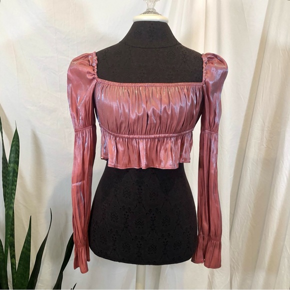 💸 5/20 PrettyLittleThing Gathered Puff Sleeve Iridescent High Shine Crop Top - Picture 2 of 9